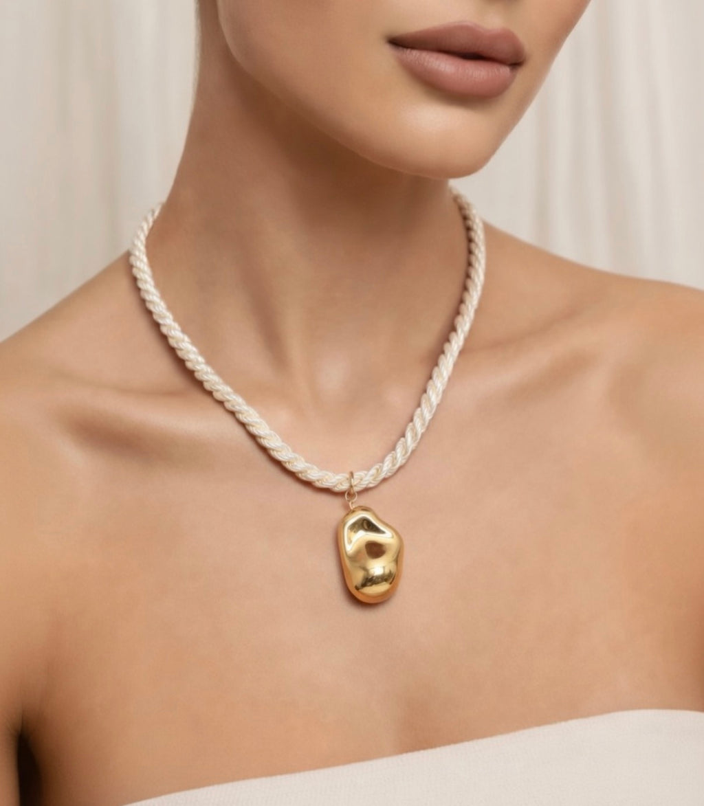 Collar trenzado crema