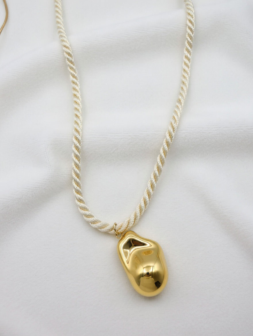 Collar trenzado crema