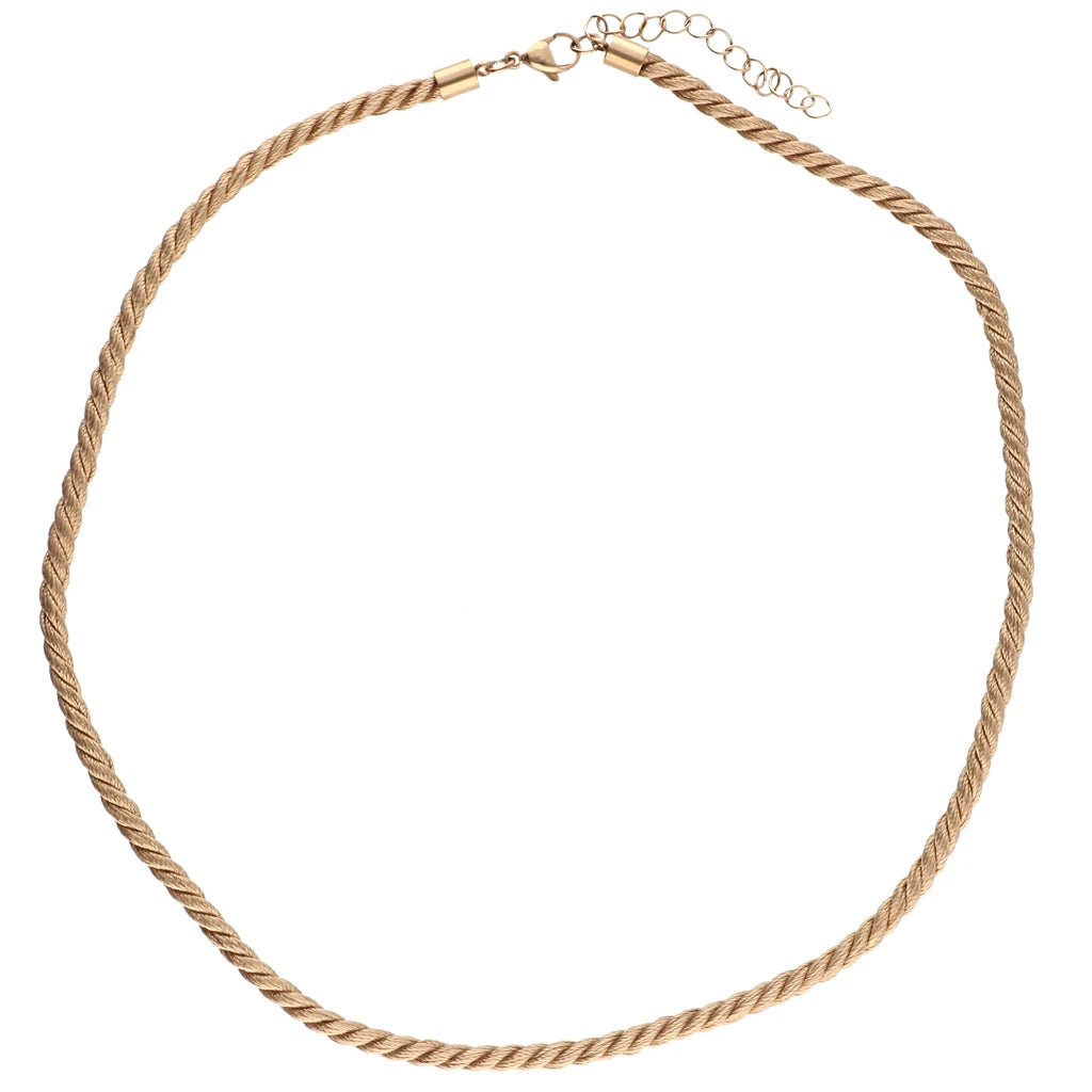 Collar trenzado con charm