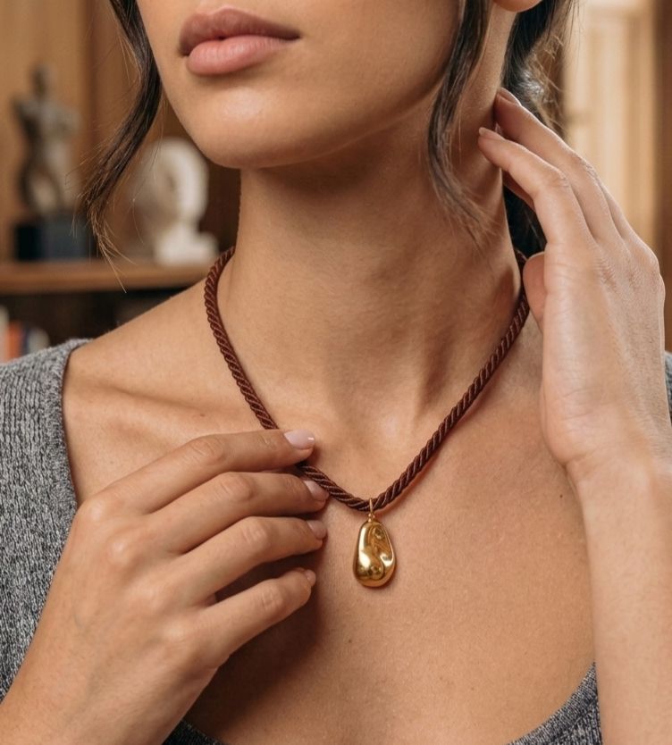 Collar trenzado con charm