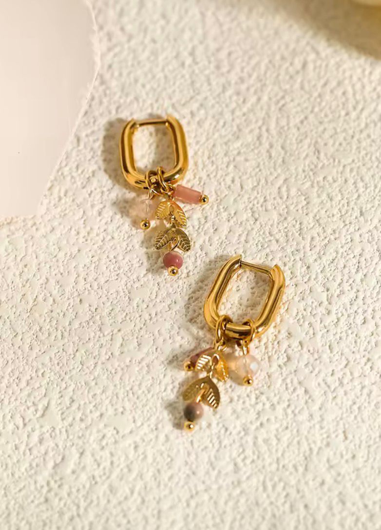 Aros rectangulares con charm hoja y piedras rosas (versión 2)