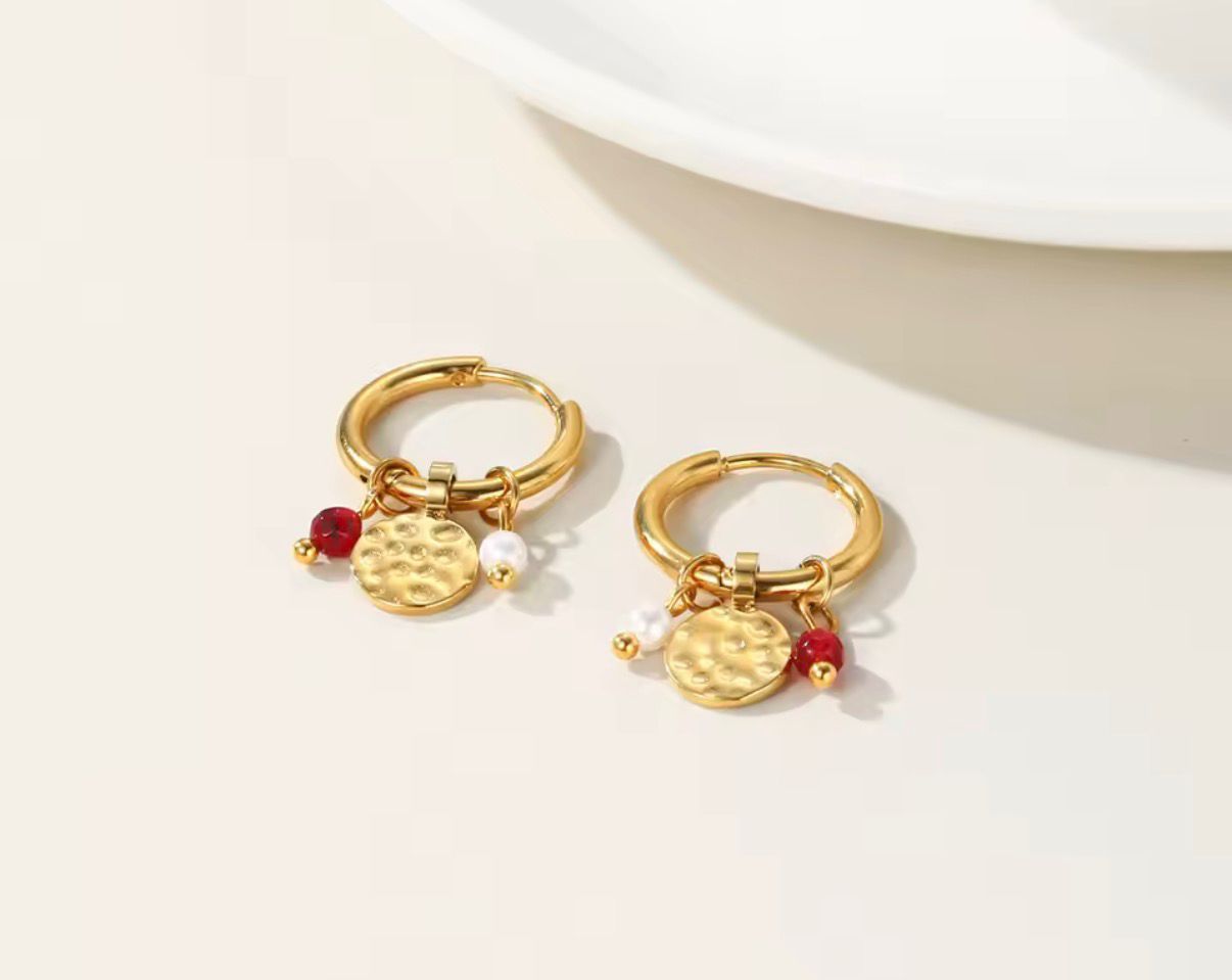 Aros dorados con moneda, perla y piedra roja