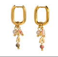 Aros rectangulares con piedras rosas y charm hoja